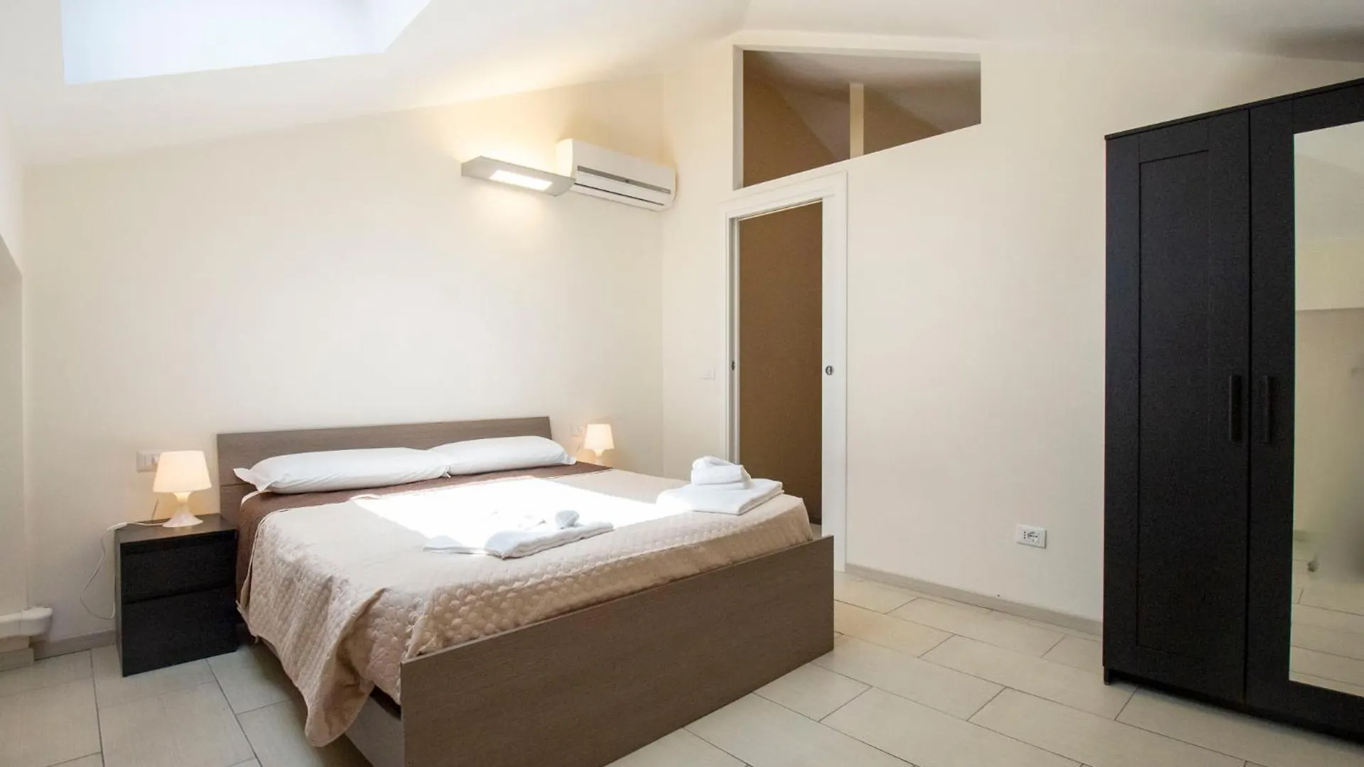 Royal Playa Suite And Apartament -Private Parking- Self Chek Out Catania 0*,  Italy